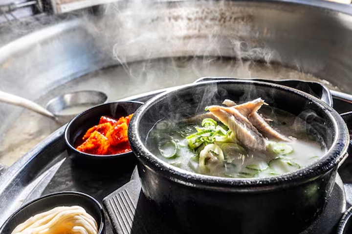 "돼지국밥은 시작일 뿐!" 부산시, '찐' 맛집 지도 대방출!