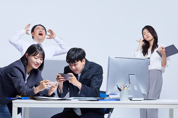 20살이 뭔 깡으로 ㅋㅋㅋ 찐직장인들 사이에 숨은 대학생 찾기!