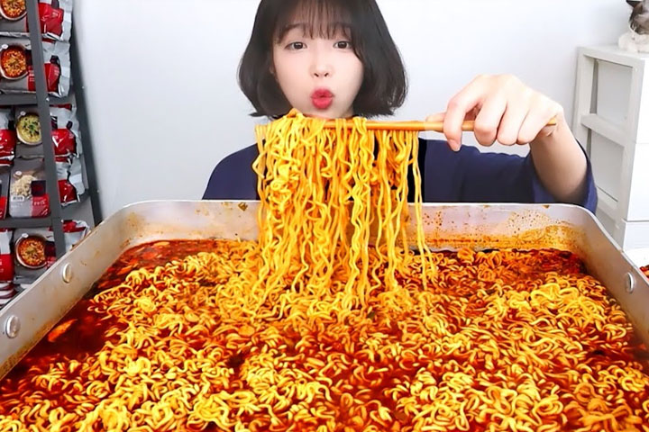 쯔양 식사량은 '무한 리필'이 아니라 '무한 소화' 능력인 듯